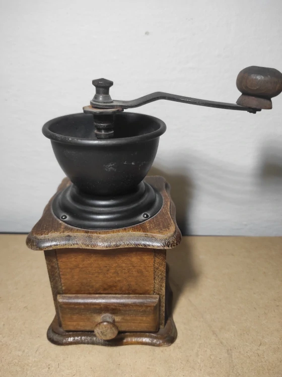 Starý mlýnek na kávu 