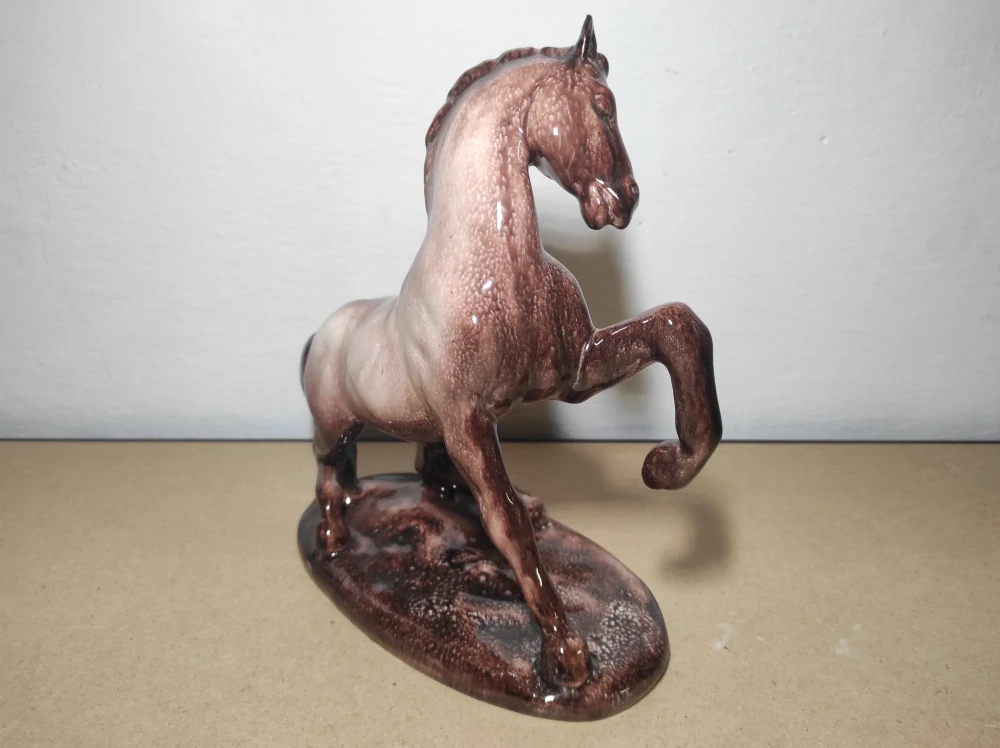Glazovaná soška koně 