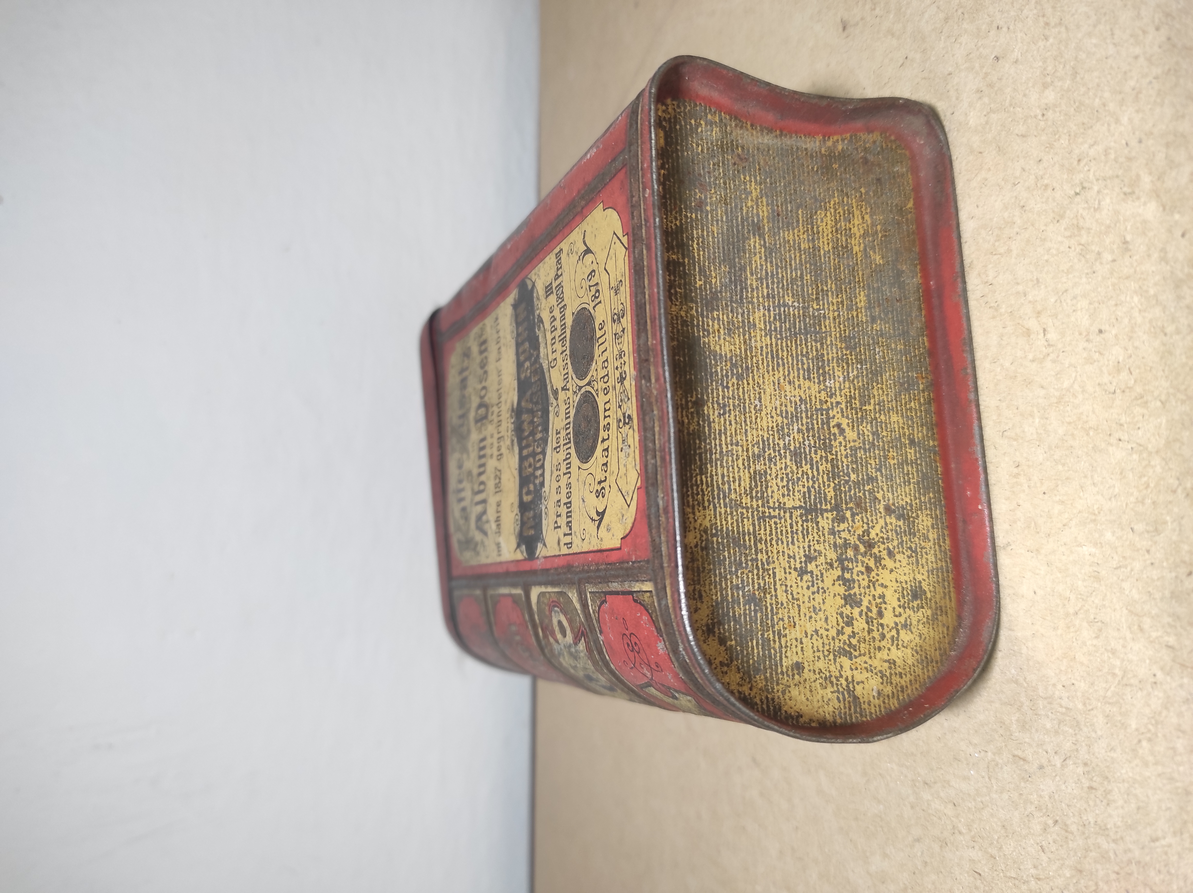 Stará plechovka od kávy