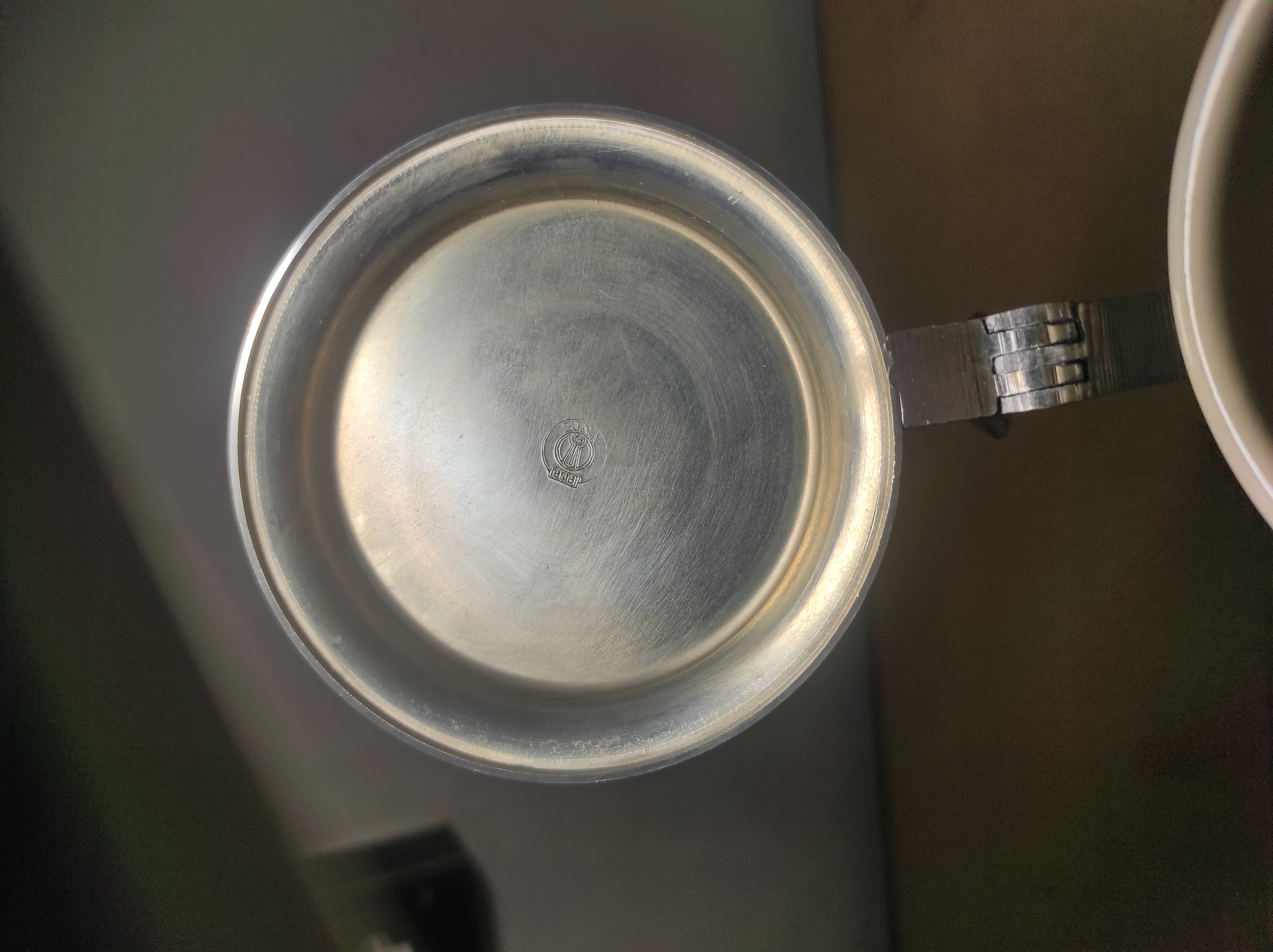 Korbel s cínovým víkem 