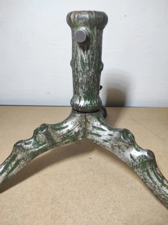 Starý kovový stojan na stromeček 