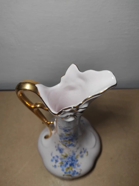 Váza z růžového porcelánu s pomněnkami