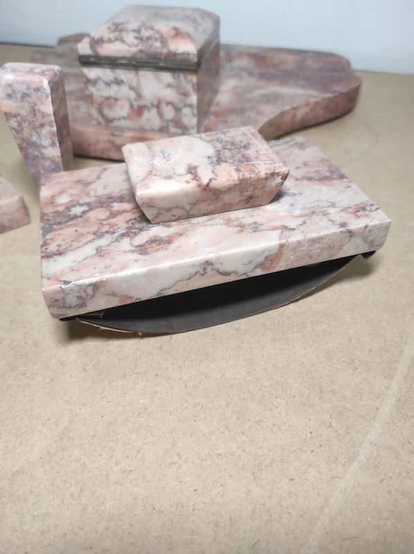 Starý mramorový kalamář