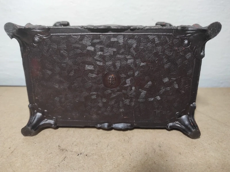 Stará zdobená plastova šperkovnice 