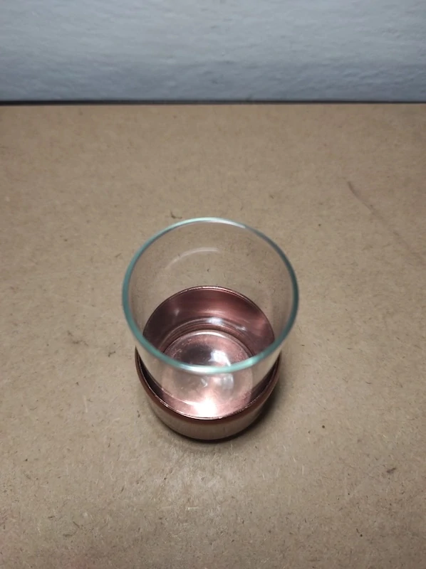 Retro tác se šesti sklenicemi 