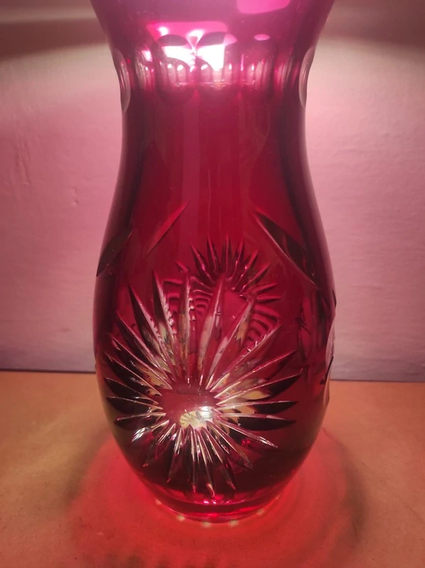 Skleněná broušená váza 