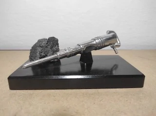 Stará plastová dekorace - hornická sbíječka 