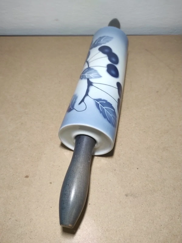 Starý porcelánový váleček modré třešně 