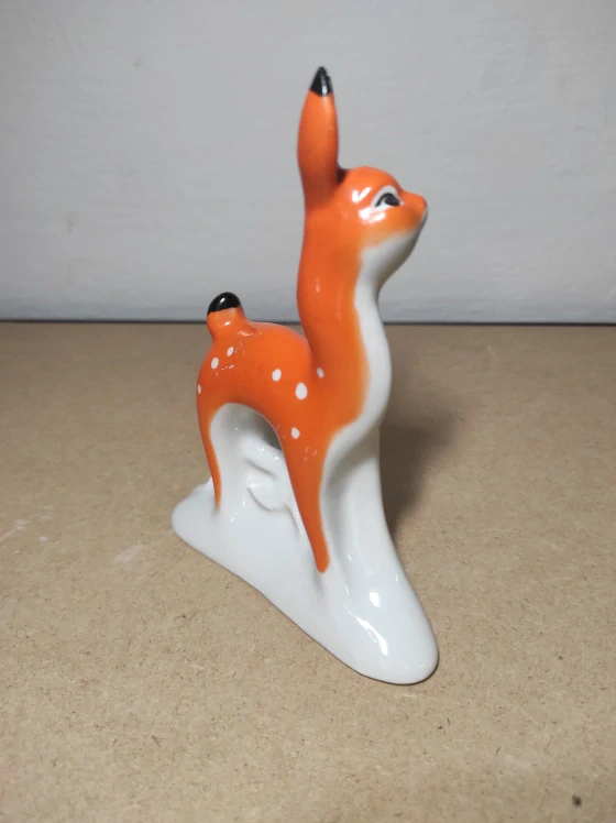 Porcelánová soška jelen