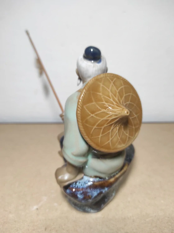 Keramická glazovaná soška čínský rybář