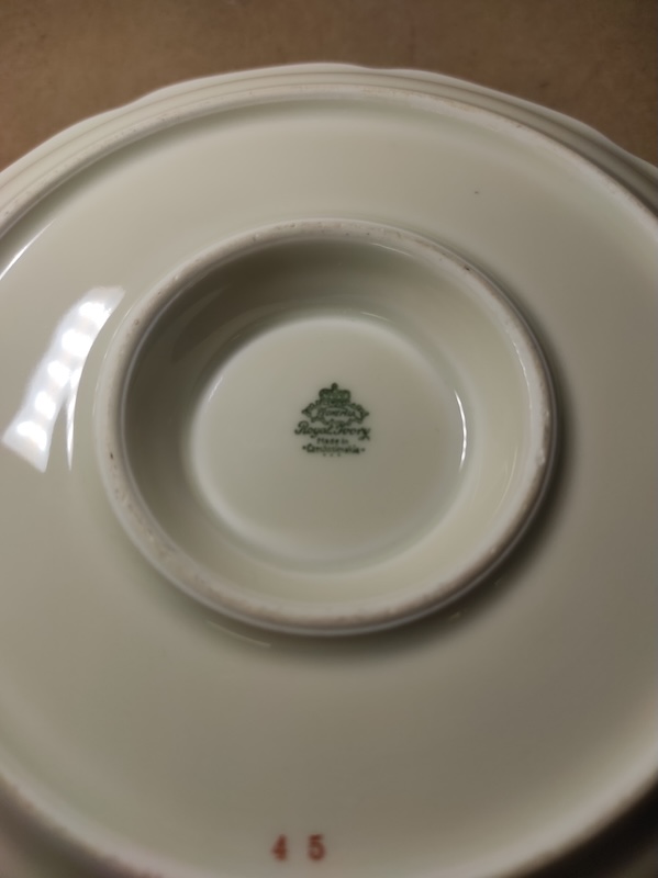 Starý omáčník Royal Ivory 