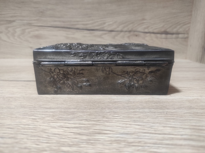 Krásná kovová zdobená šperkovnice 