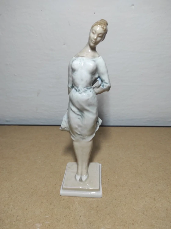 Porcelánová soška dáma s deštníkem 