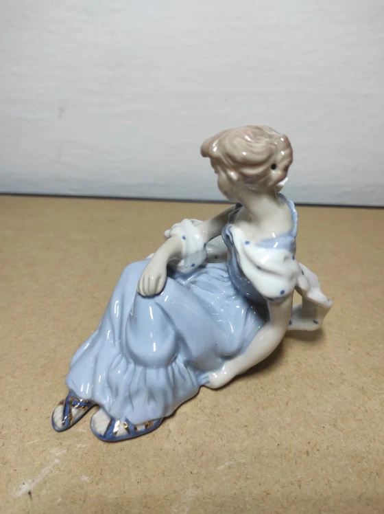 Royal Dux, dívka s ptáčkem 