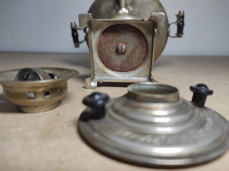 Starý malý ruský samovar 