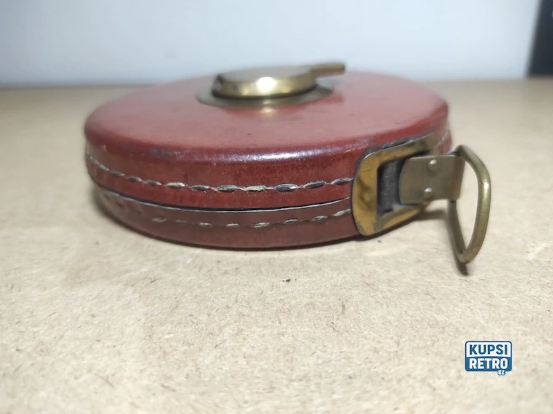 Staré kovové pásmo, metr v koženém pouzdře 30M