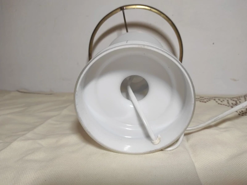 Elektrická lampa ve tvaru petrolejky 