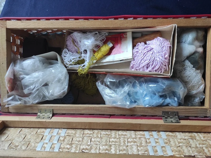 Retro proutěný košík na šití 