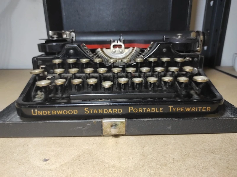 Starý kufříkový psací stroj - UNDERWOOD U.S.A 