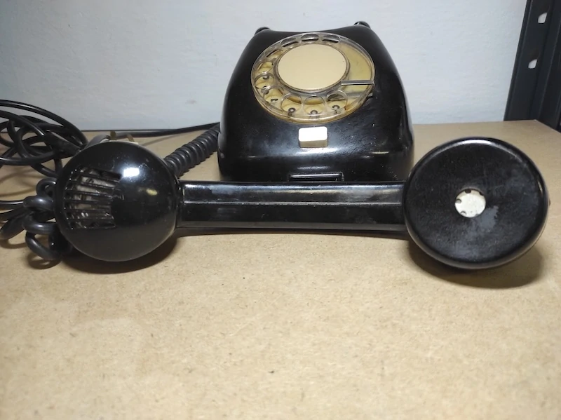 Starý bakelitový telefon - Tesla 