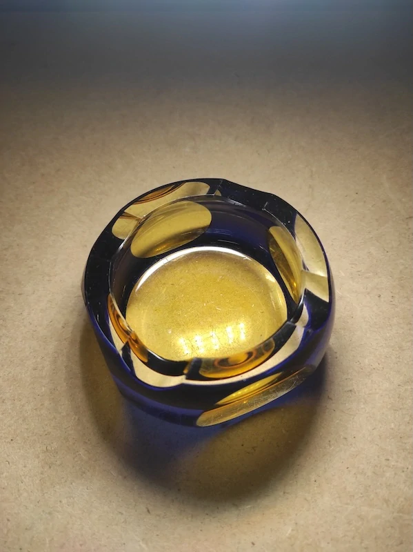 Autorský skleněný popelník