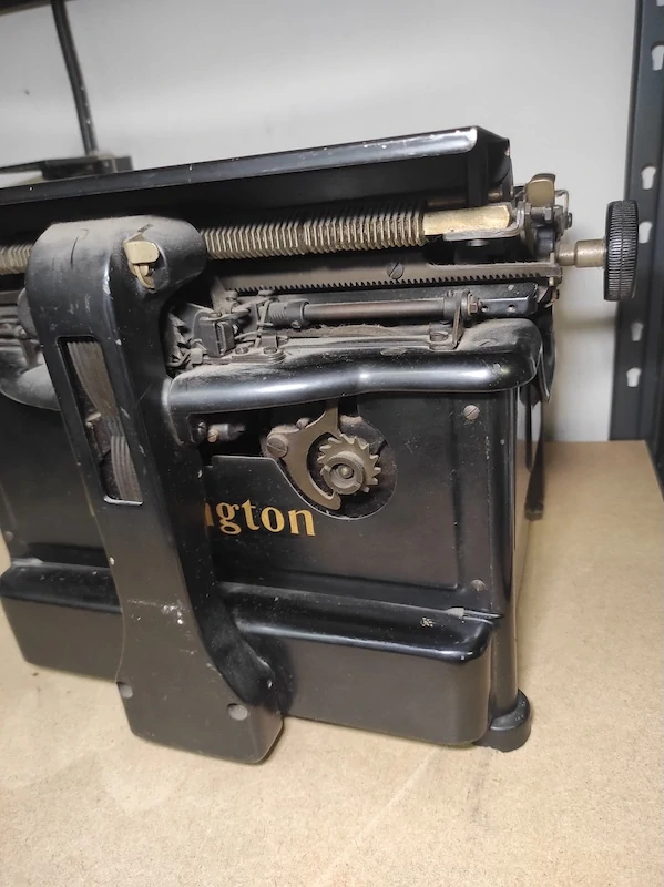 Starý psací stroj - Remington 