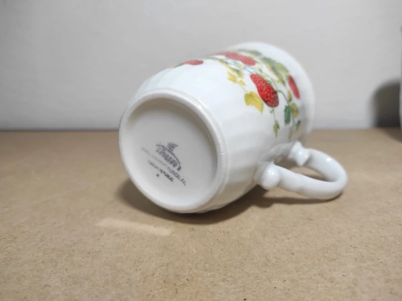 Porcelánové hrníčky Thun - jahůdky 