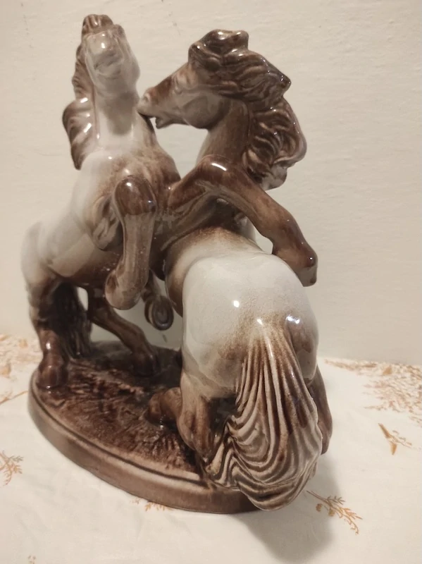 Sousoší koní, glazovaná keramika 