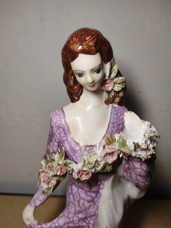 Porcelánová soška - dívka s květinami