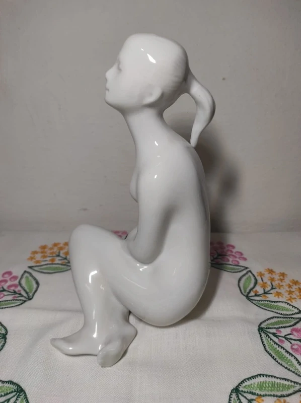 Royal Dux, akt ženy, porcelánová soška