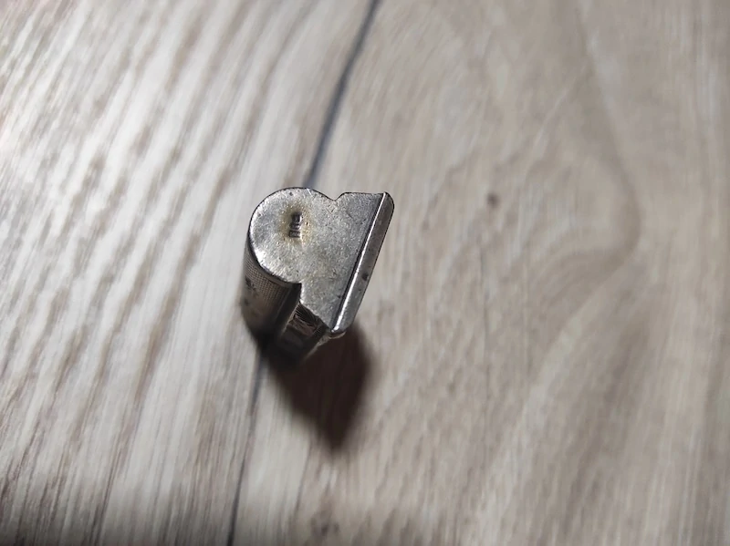 Starožitná stříbrná gravirovaná rtěnka se zrcátkem