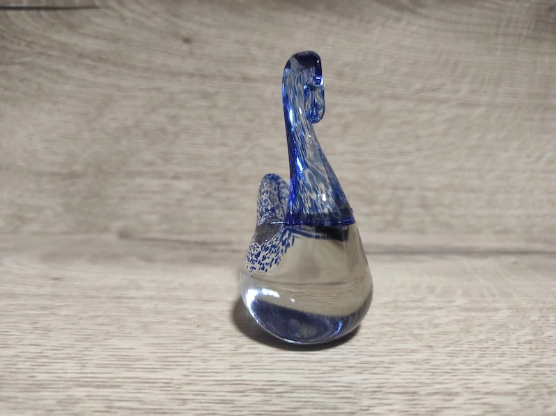 Skleněná figurka labuť