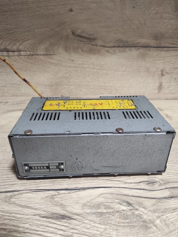 Staré rádio Tesla 2103BV + měnič 