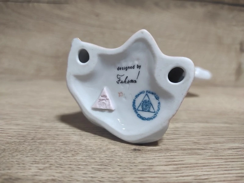 Porcelánová soška Royal Dux – Dáma se džbánem (návrh Fuksová) 