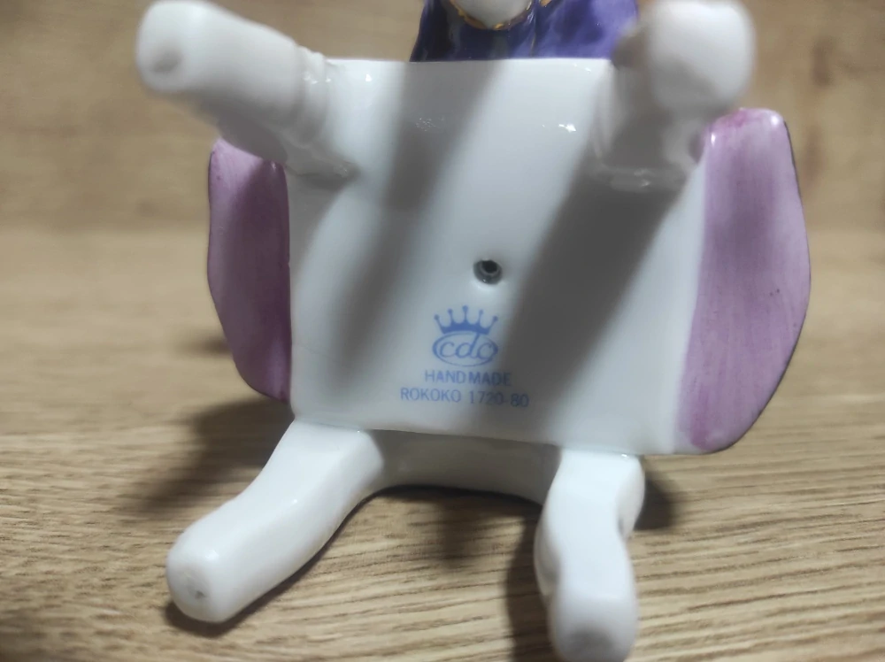 Barokní porcelánová soška – pán s flétnou