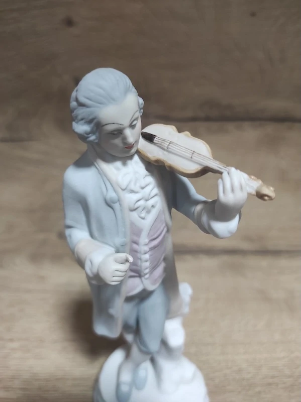 Porcelánová soška Royal Dux – houslista