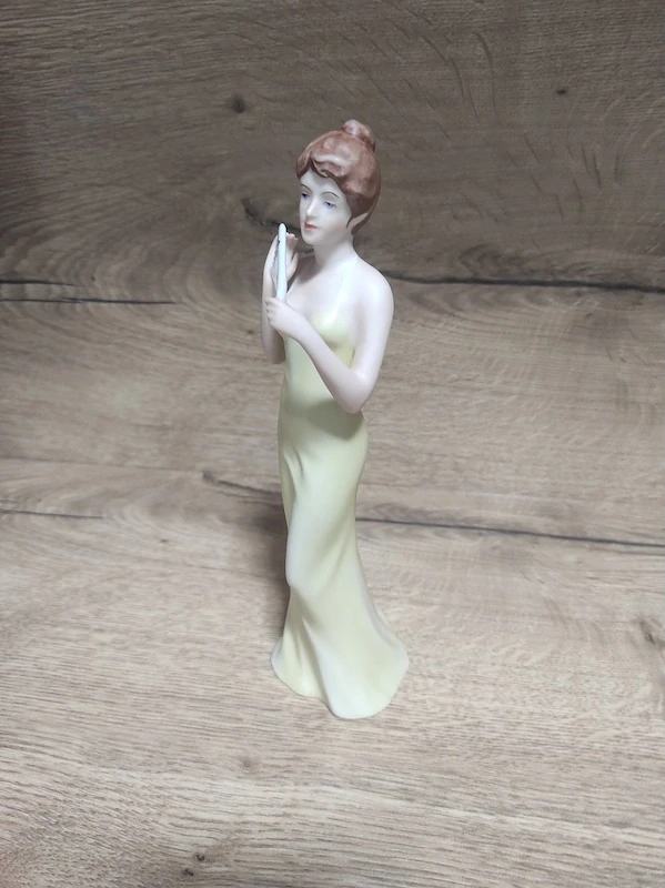  Porcelánová soška Royal Dux – Dáma s vějířem (návrh Fuksová)