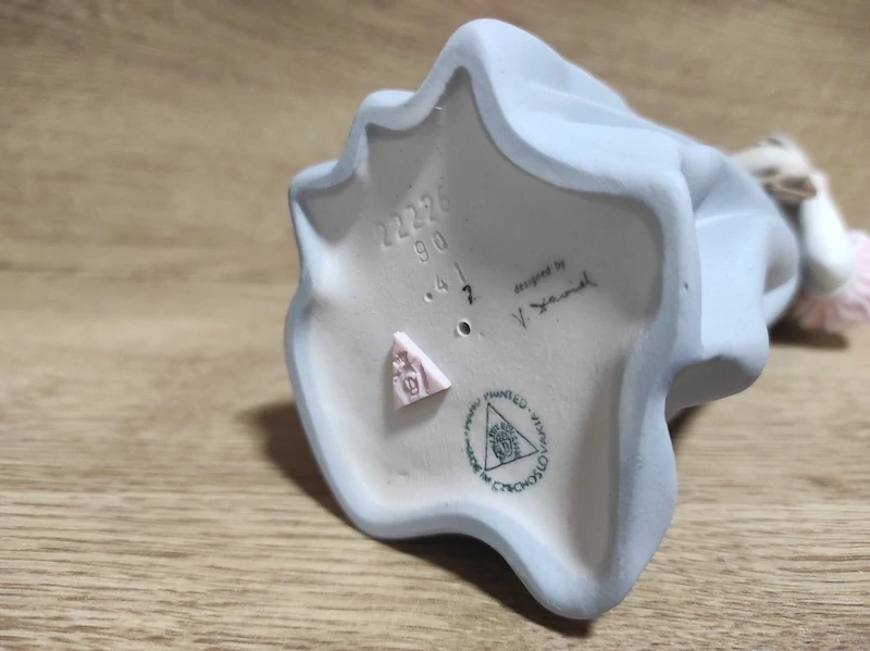 Porcelánová soška Royal Dux – dáma s psíkem
