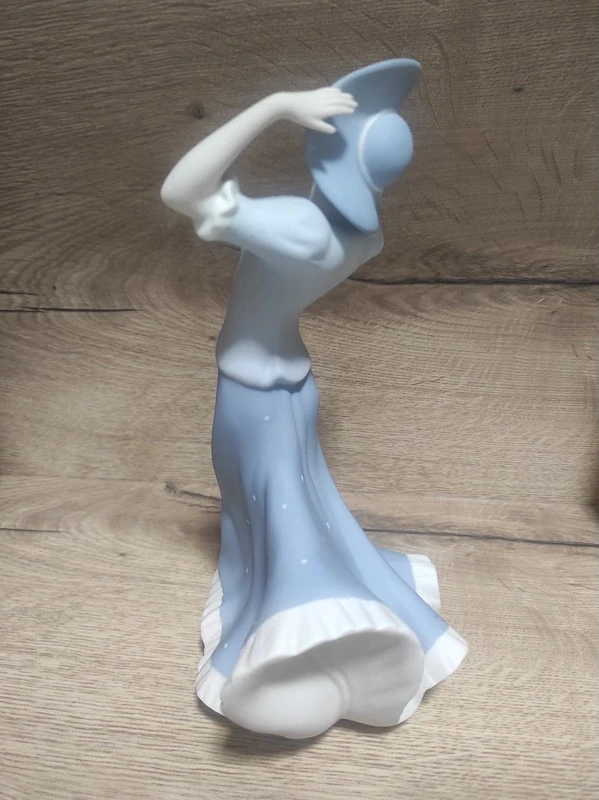 Porcelánová soška – dáma s kloboukem Royal Dux 
