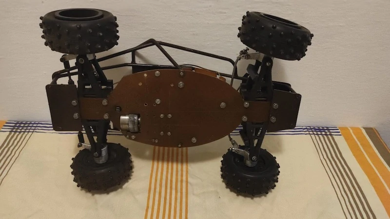 Starý modelářský RC model auta – nálezový stav