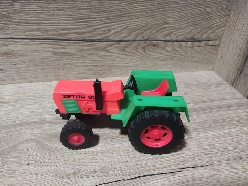 Dubena retro plastový traktor s vlečkou