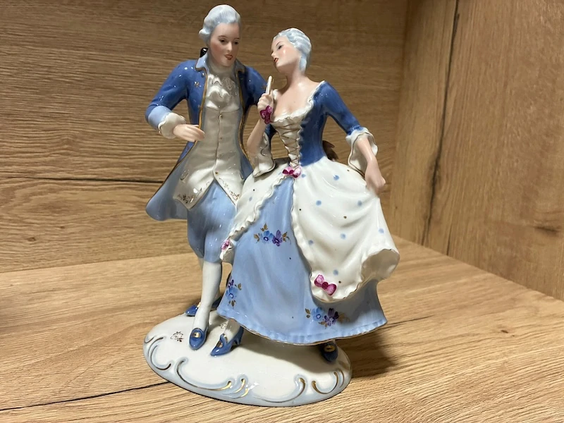 Stará porcelánová soška Royal Dux – Namluvy