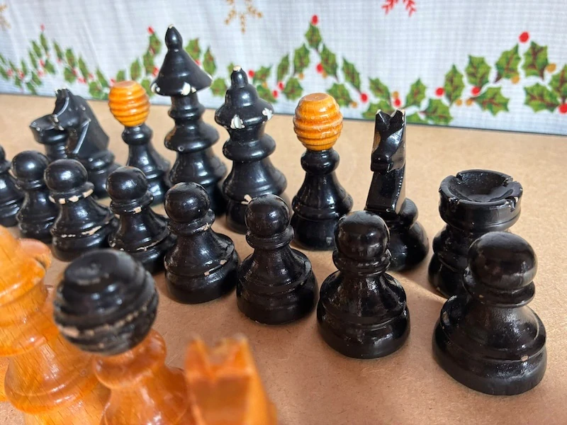 Staré dřevěné šachové figurky