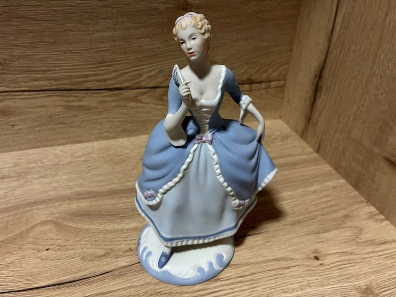Porcelánová soška Royal Dux – dáma s vějířem