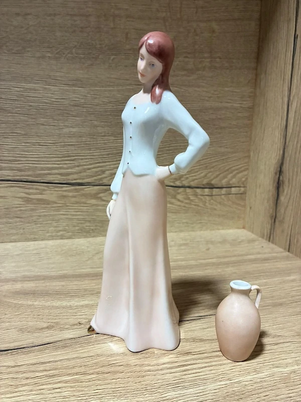 Porcelánová soška Royal Dux – Dáma se džbánem (návrh Fuksová)