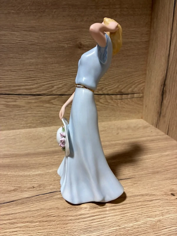 Porcelánová soška Royal Dux – Dáma s kloboukem (návrh Fuksová)