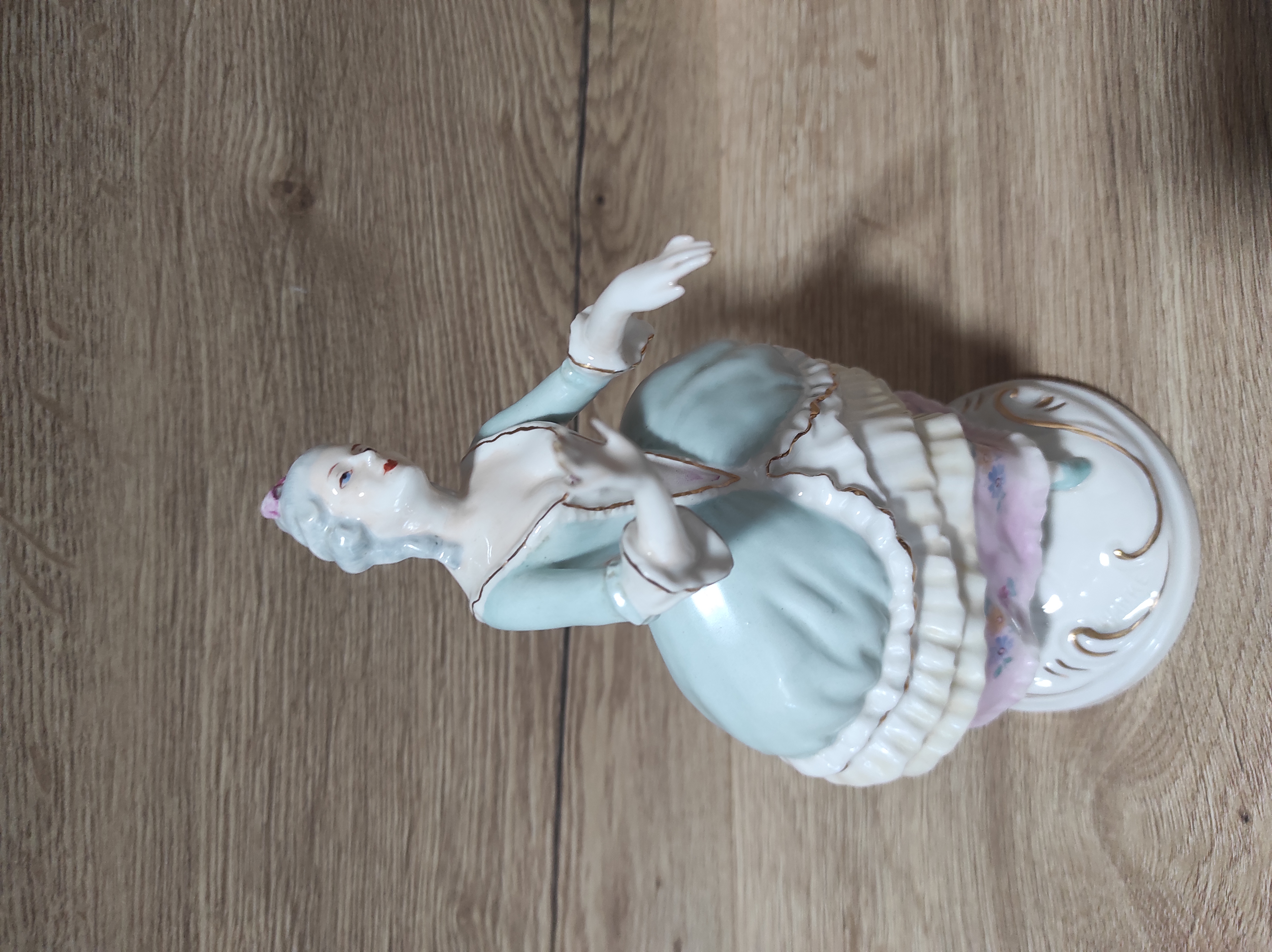 Porcelánová soška dáma, Zn. Royal Dux 