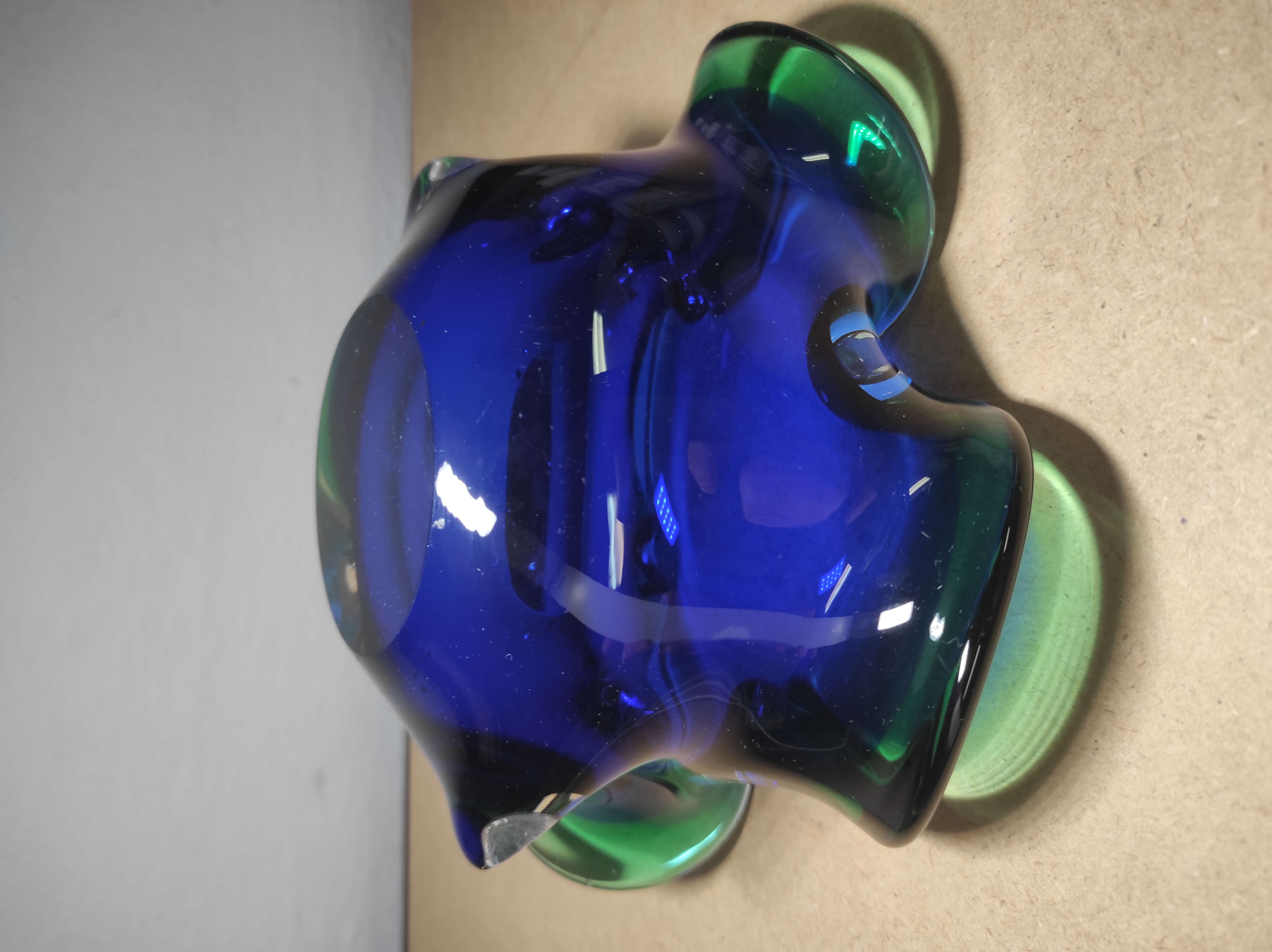 Popelník hutní sklo