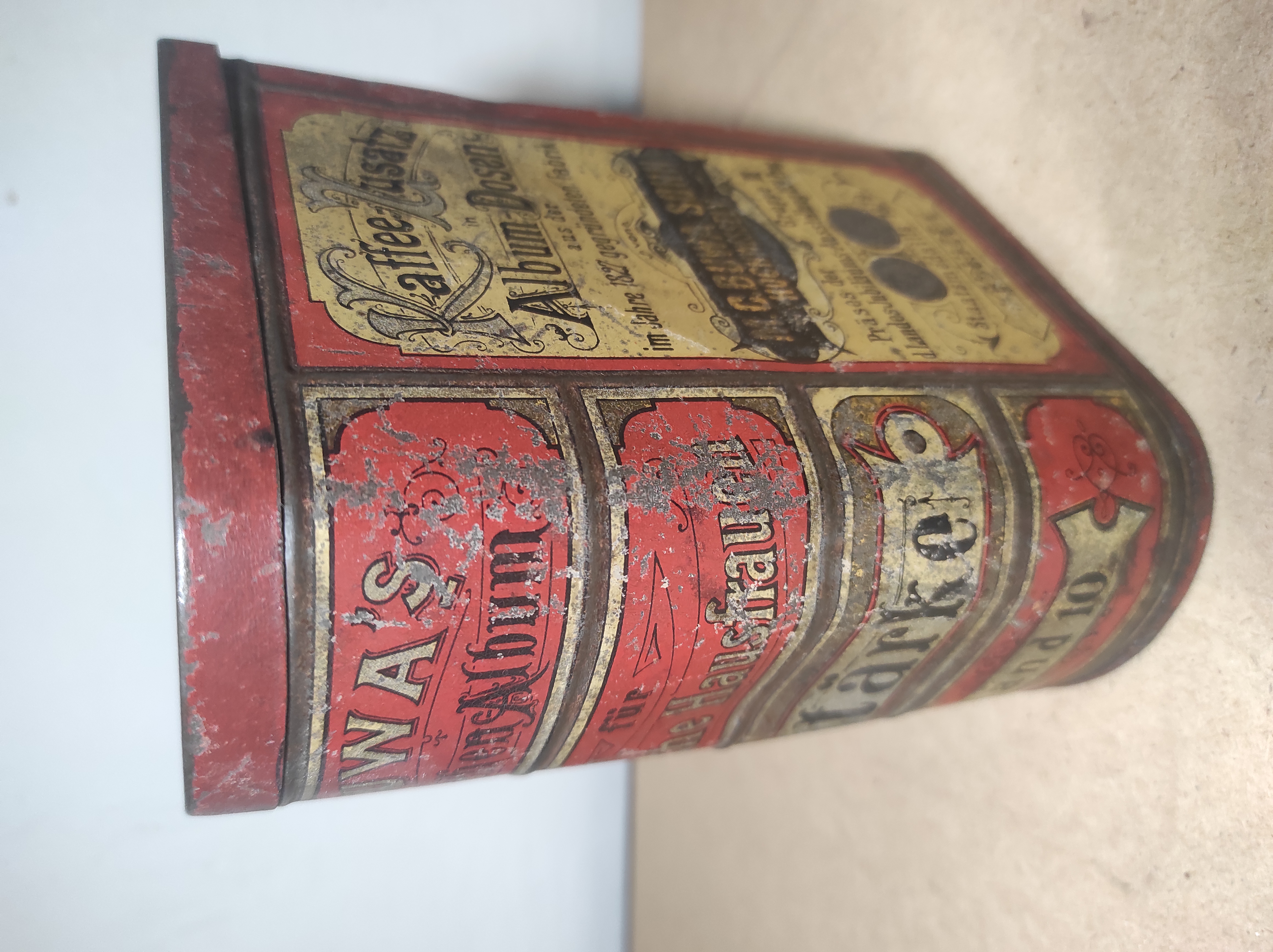 Stará plechovka od kávy