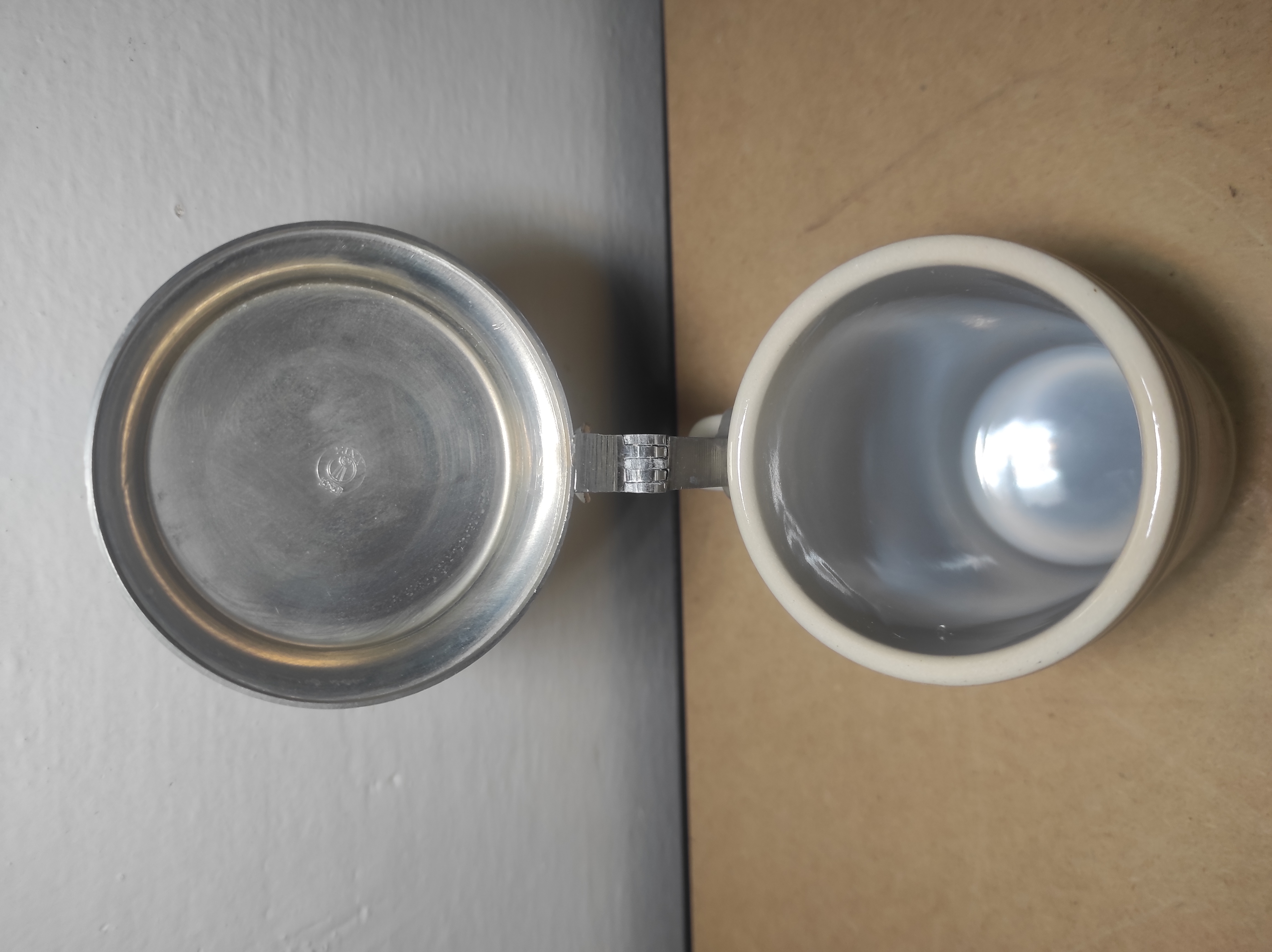 Korbel s cínovým víkem 